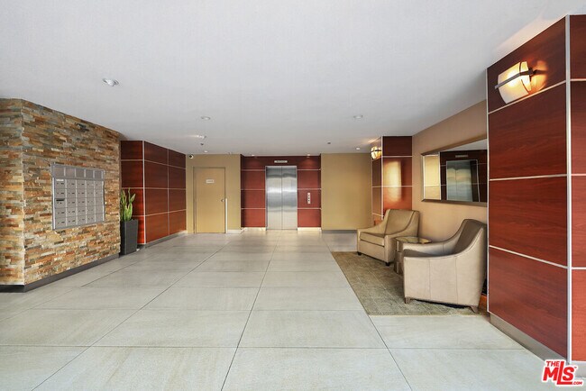 Foto del edificio - 1617 S Beverly Glen Blvd