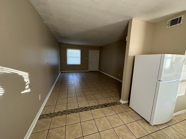 Building Photo - 1315 Royal Manor