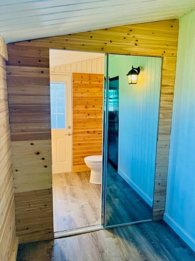 Foto del edificio - Charming 2BR WATERFRONT Cabin in Cocoa