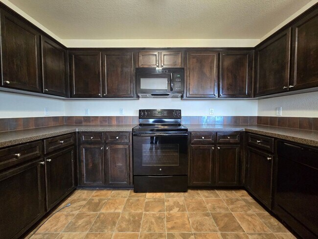 Building Photo - $250 OFF YOUR 1ST FULL MONTH RENT - AVAILABLE NOW!