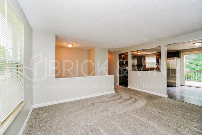 Building Photo - Charming home w/ fenced yard, deck & garage