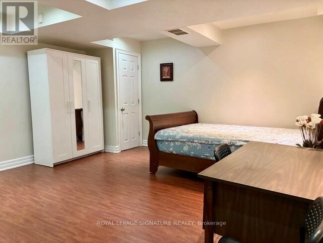 Photo du bâtiment - 87 S Kingsway