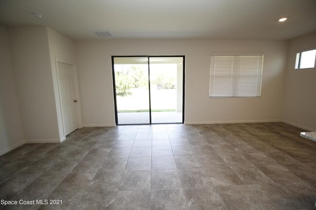 Building Photo - 708 Acadia Ct SE