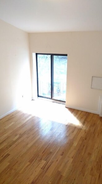 Foto del edificio - 323 E 22nd St
