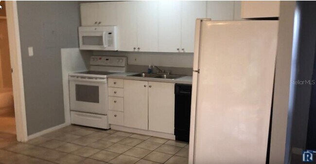 Building Photo - 2703 Hidden Lake Dr N