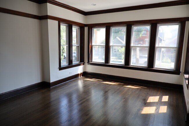 Building Photo - 1508 N Hamlin Ave