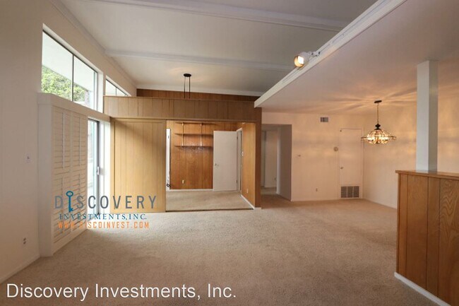 Building Photo - 1 br, 1 bath House - 2634 Virginia St. #35