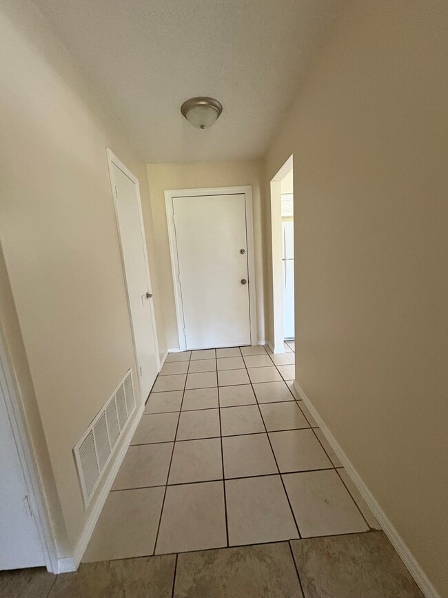 Entry - 914 Osceola Trl
