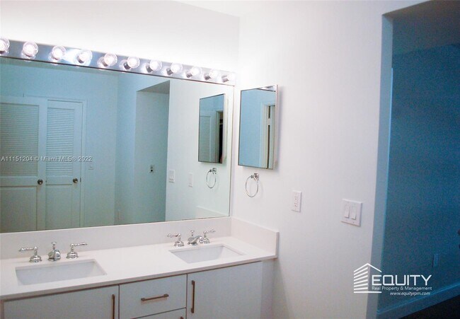 Foto del edificio - 9801 Collins Ave