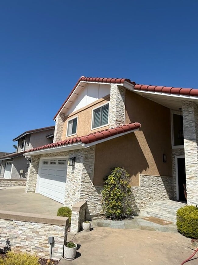 Foto del edificio - Fully Furnished 5 bedroom home