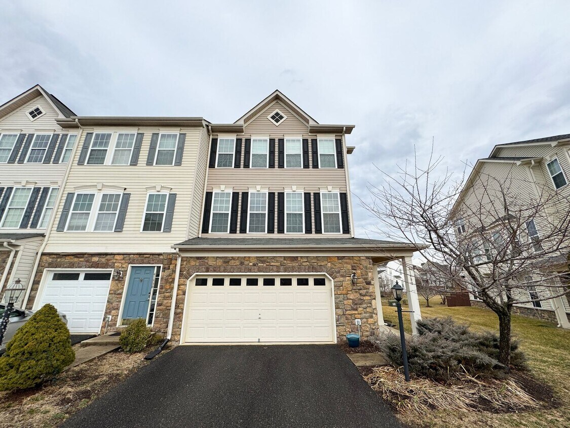 Stunning 3 Bed 2/2 Bath End-Unit Townhome In Desired Stone Ridge South - Stunning 3 Bed 2/2 Bath End-Unit Townhome In Desired Stone Ridge South