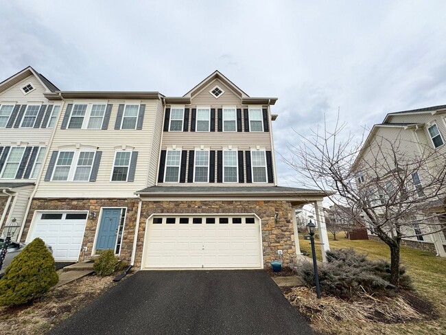 Stunning 3 Bed 2/2 Bath End-Unit Townhome In Desired Stone Ridge South - Stunning 3 Bed 2/2 Bath End-Unit Townhome In Desired Stone Ridge South