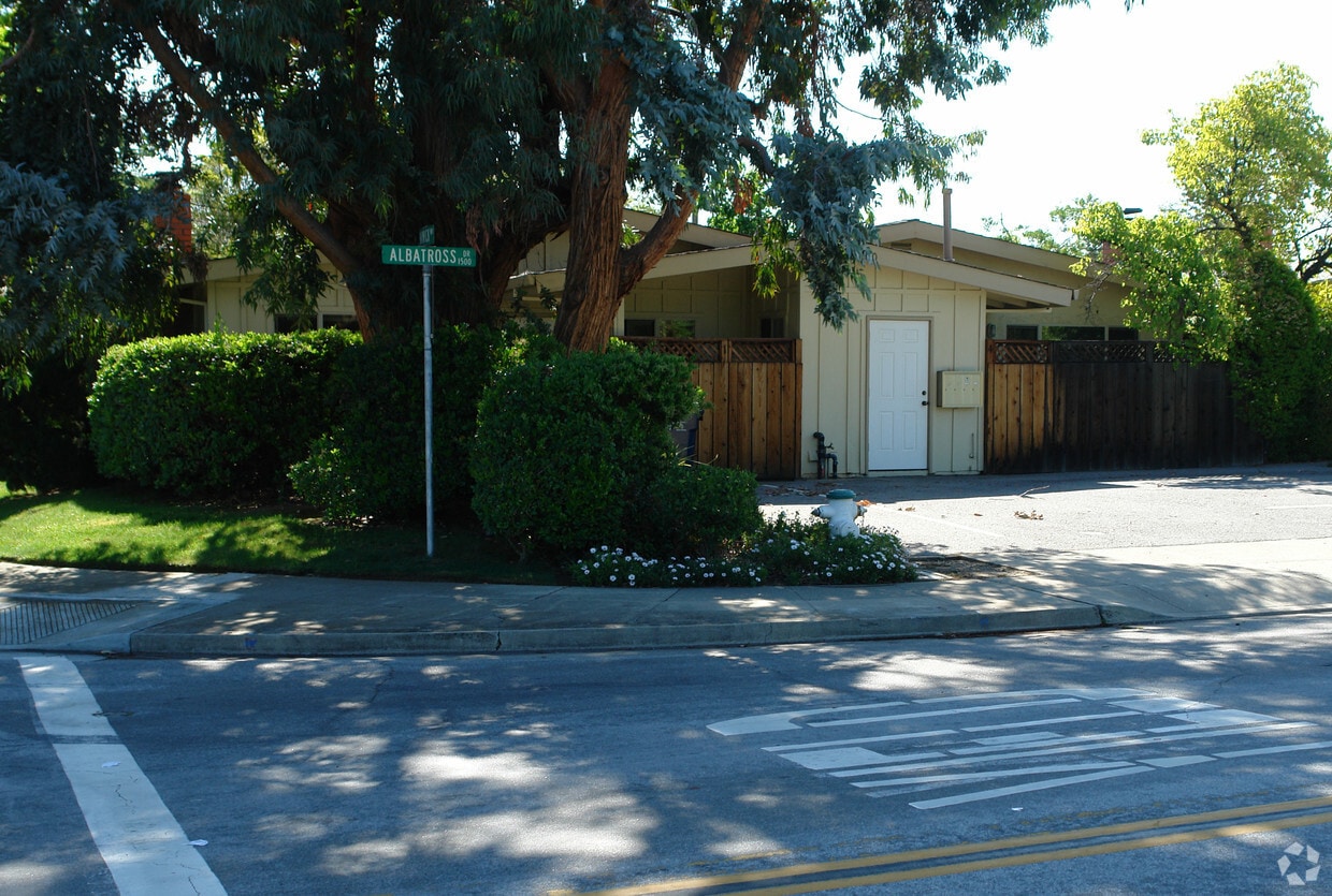 Building Photo - 1560 Albatross Dr