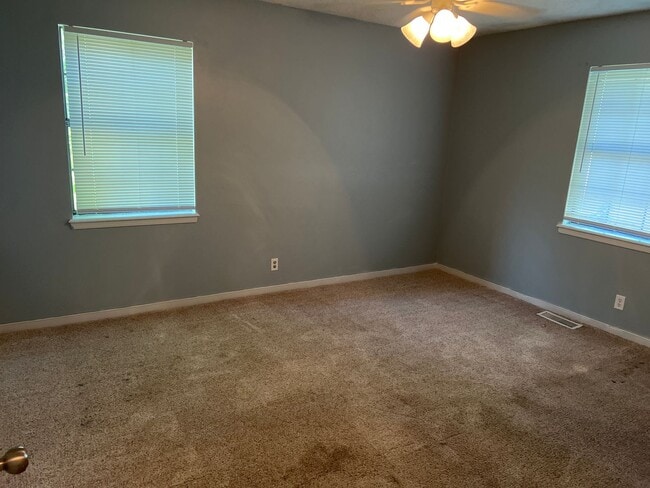 Building Photo - comfort and convenience in this 3 bedroom ...