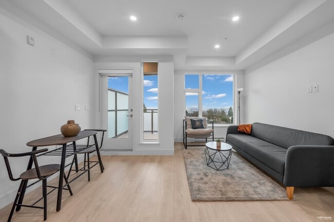 Building Photo - 6479 Selma Av