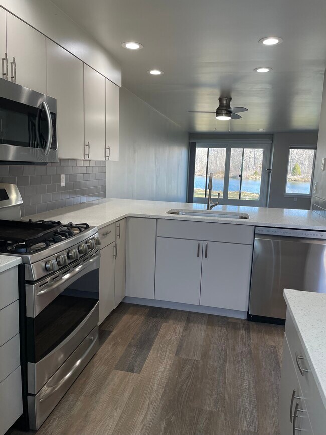 upgraded kitchen facing pond - 1947 S Teal Ln