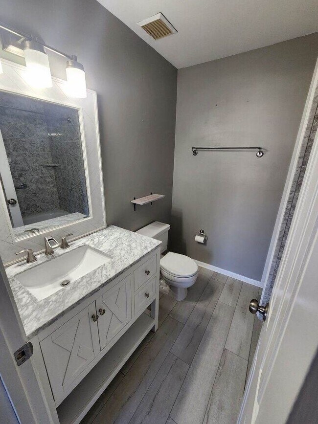 Building Photo - Gorgeous updated 2br/2ba TH