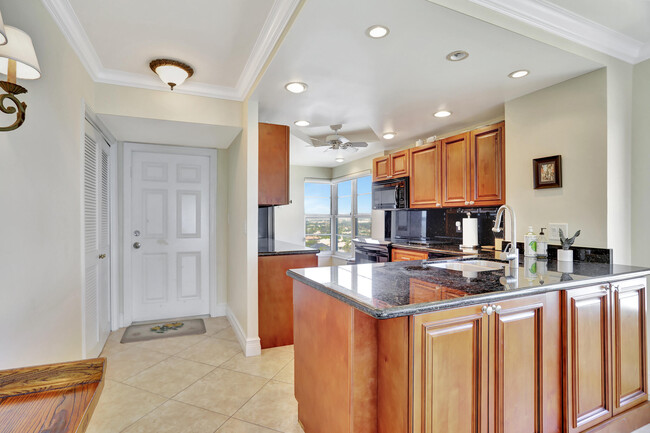 Building Photo - 1021 Hillsboro Mile