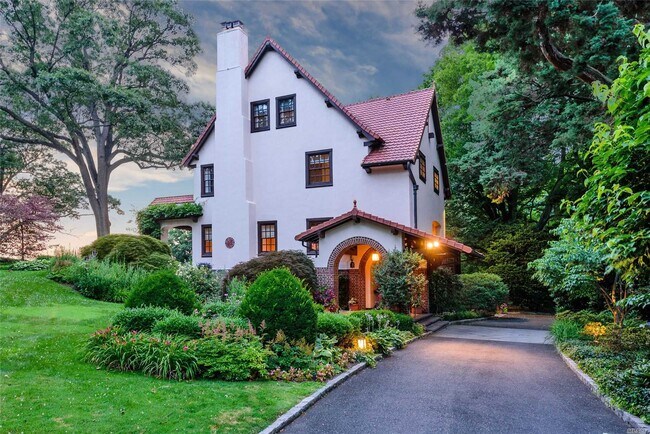 Foto del edificio - 12 Hicks Ln