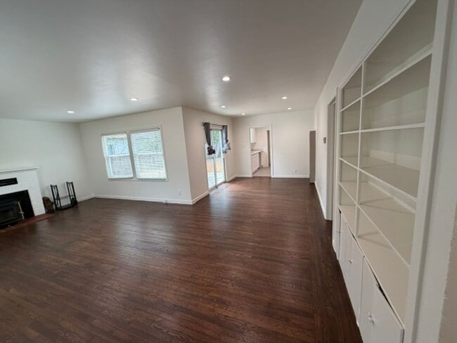 Building Photo - Charming JC Neighborhood Rental with Brand-New Kitchen & Hardwood Floors