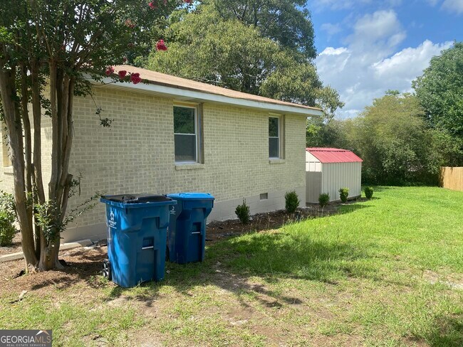 Building Photo - 914 Ozora Rd