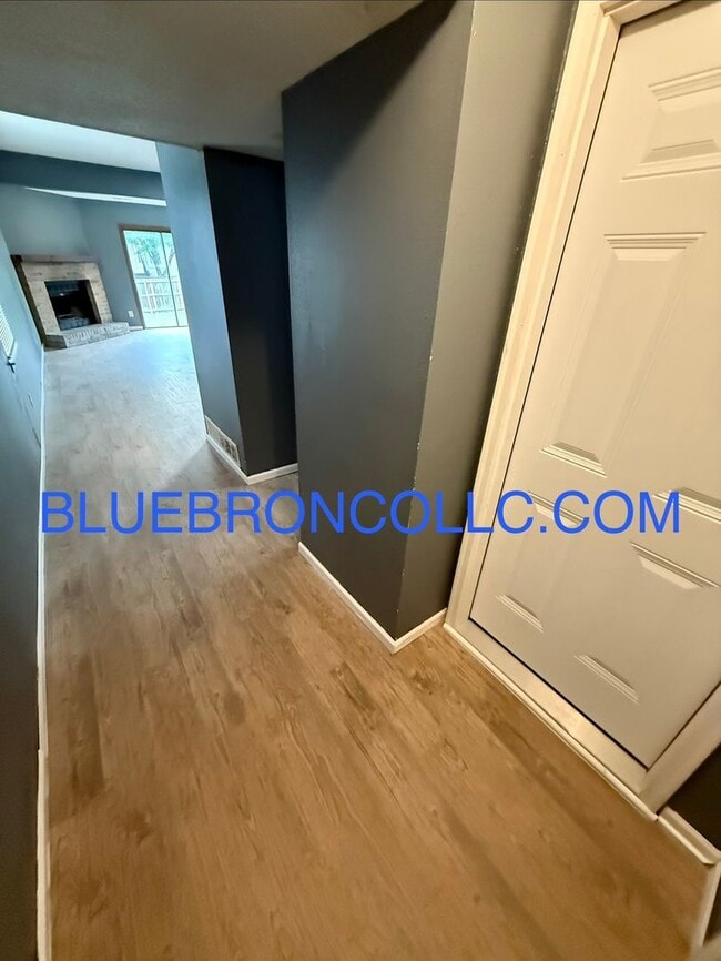 Building Photo - Great deal for an great property, Fresh paint and new carpet!