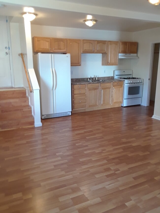 Cocina con refrigerador grande y estufa a gas. - 32 Norfolk St