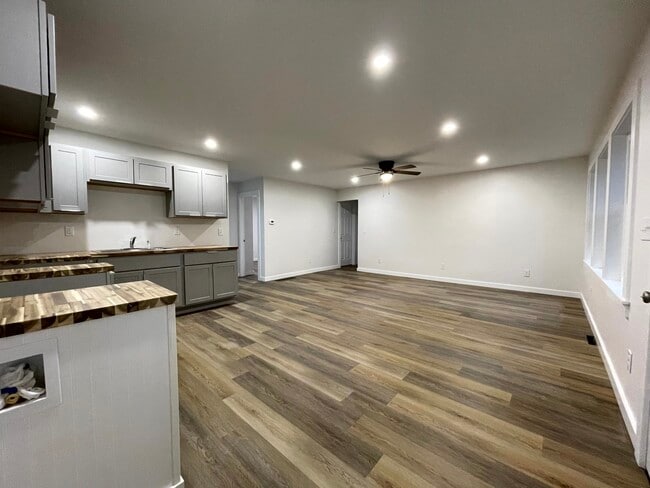 Foto del edificio - 7350 Beech Ave