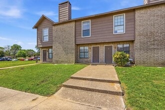 Building Photo - 2710 Wimbledon Ct