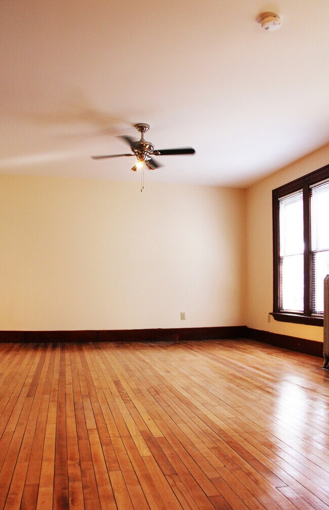 Foto del edificio - 419 Colchester Ave