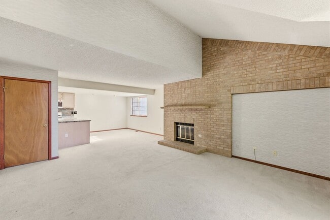 Building Photo - Deer Pointe Village Townhome Feautures 2 P...