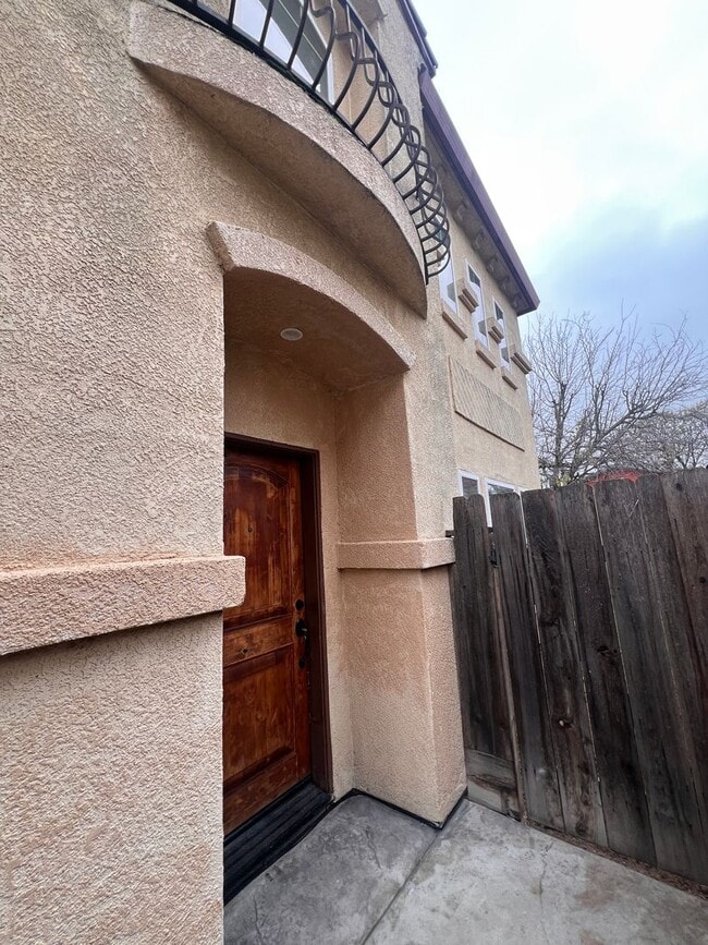 Foto del edificio - Large Two Story Home Recently Remodeled Available NOW