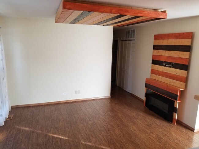 Foto del edificio - 823 Wellington Ave