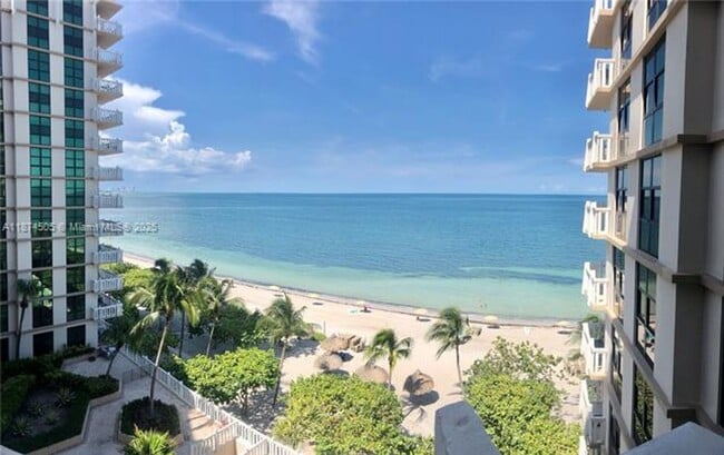 Foto del edificio - 1111 Crandon Blvd