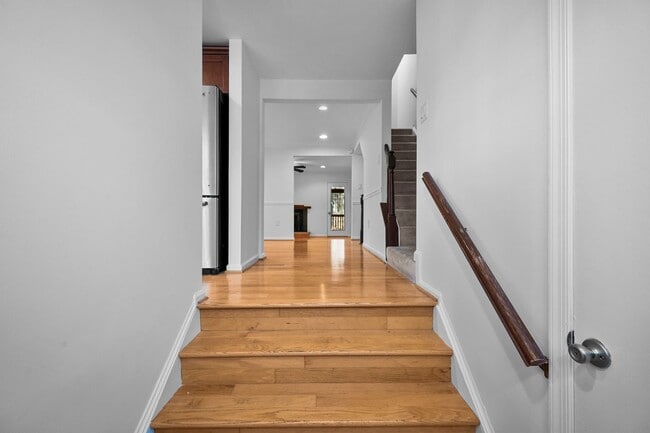 Building Photo - 4BR/2.5BA Townhome on Quiet Cul-de-Sac with Screened Deck & Walkout Basement