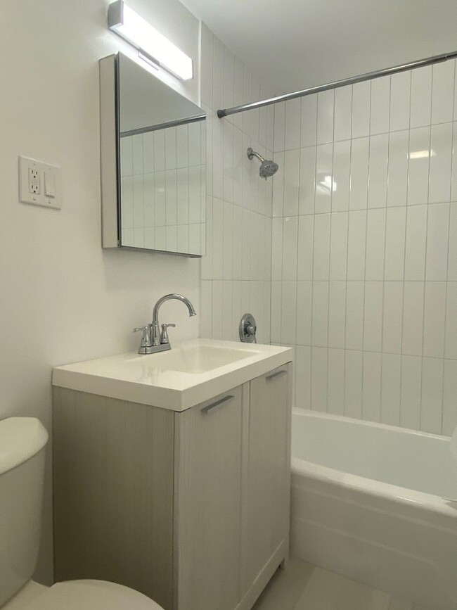 Building Photo - Nicely renovated studio in Back Bay for Se...