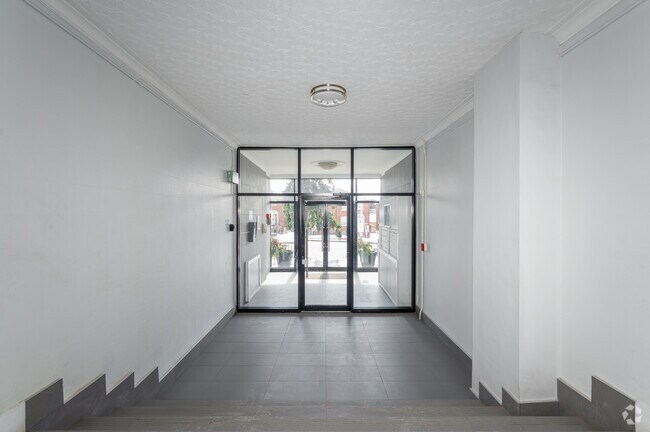 Lobby - 2040 EGLINTON AVE W