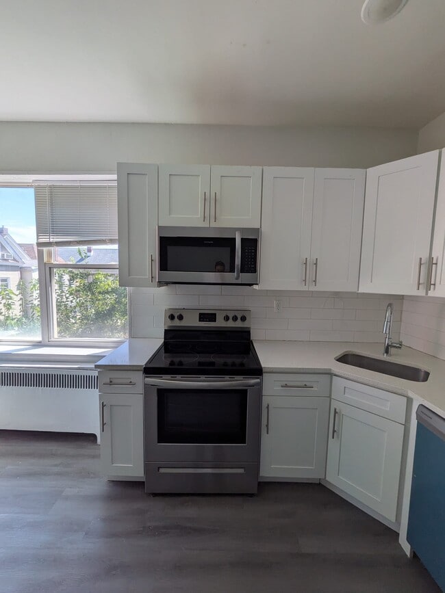 Building Photo - 824 Avenue C
