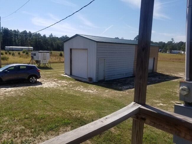 Foto del edificio - 8101 Chipmunk Ln