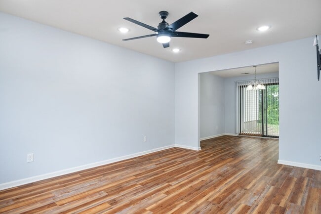 Building Photo - 3 bed/2 1/2 Bath. Pet Friendly. Easy acces...