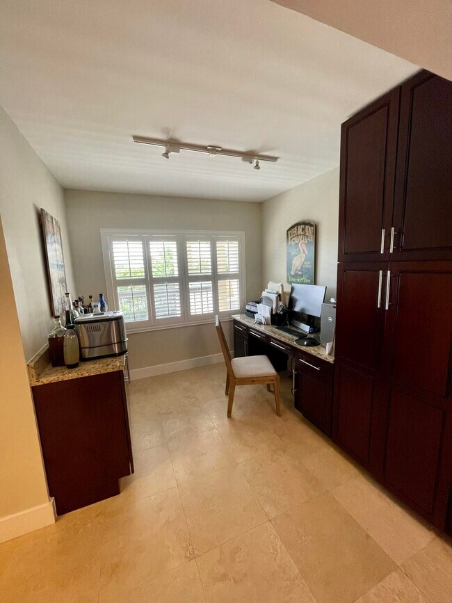 Building Photo - 1045 Ocean Dr