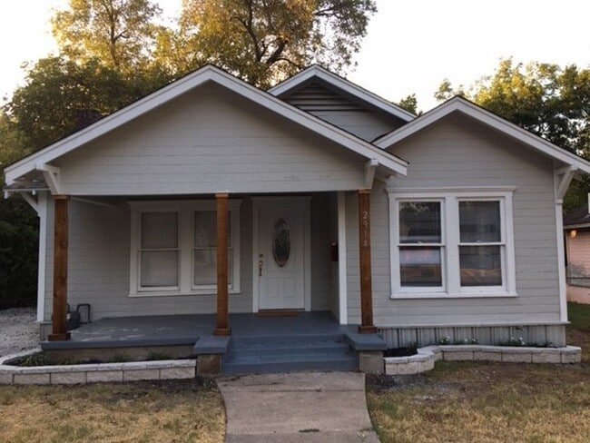 Building Photo - Updated 3/1 with Retro Charm