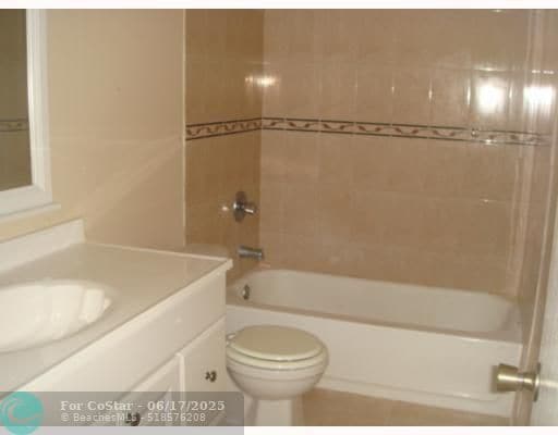 Building Photo - 3920 Woodside Dr