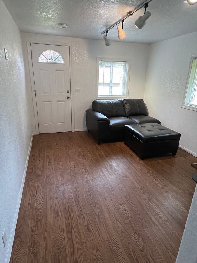 Foto del edificio - Cute 1 bedroom, 1 bath on a corner lot & c...
