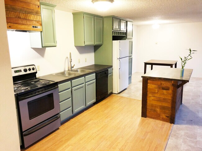 Building Photo - 740 SE Ridgeview Ct