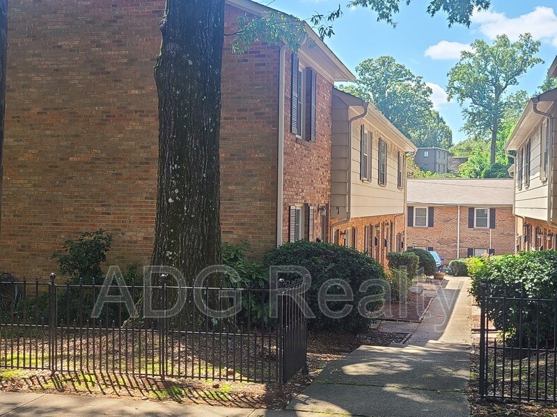 Primary Photo - 2330 Kenmore Ave