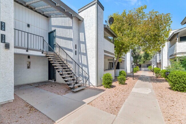 Building Photo - Ground-Floor 1-Bed Condo with Access to Co...