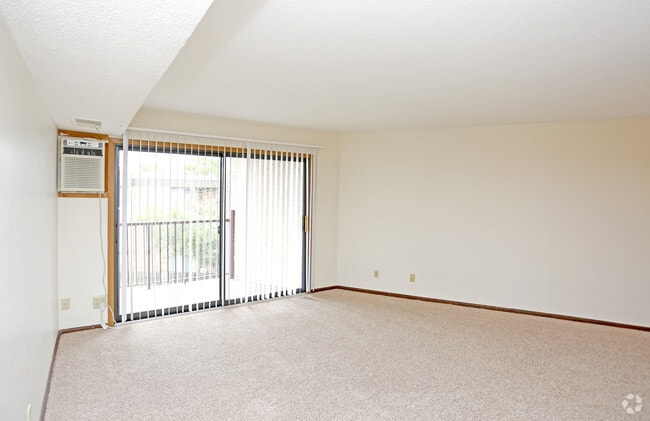 Courtyard Apartments | Living Room - Overlook on 100