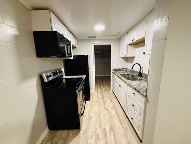 Building Photo - 314 7th Ave NE