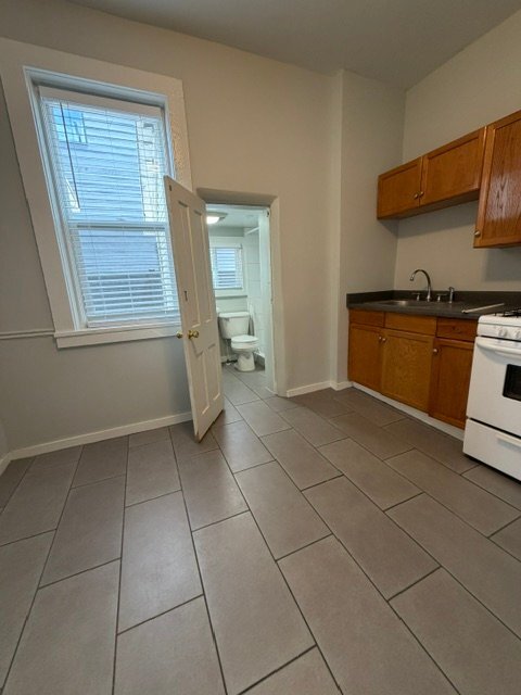 Foto del edificio - 483 E 1st Ave